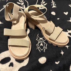 Size 9 Arizona Jeans Co Tan heels